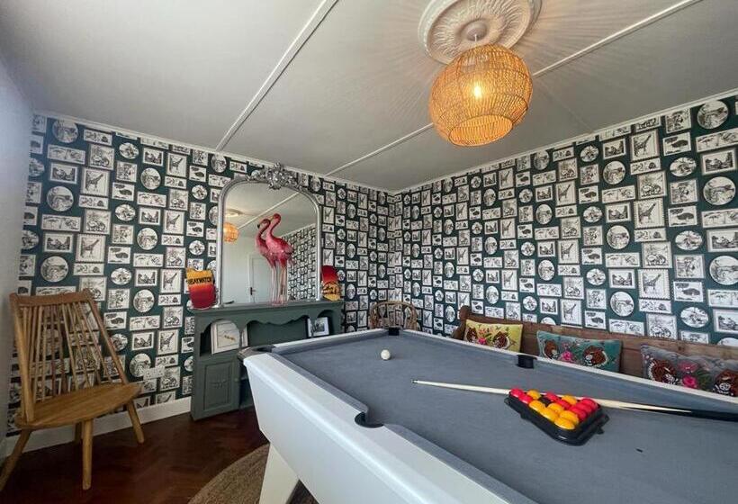 Baywatch Mawgan Porth Spacious Home Sleeps 9, Games Room, Parking & Garden