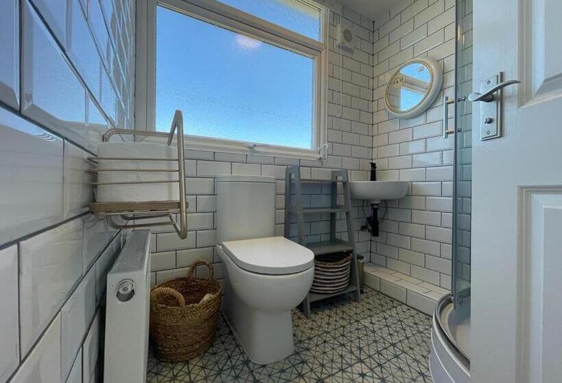 Baywatch Mawgan Porth Spacious Home Sleeps 9, Games Room, Parking & Garden