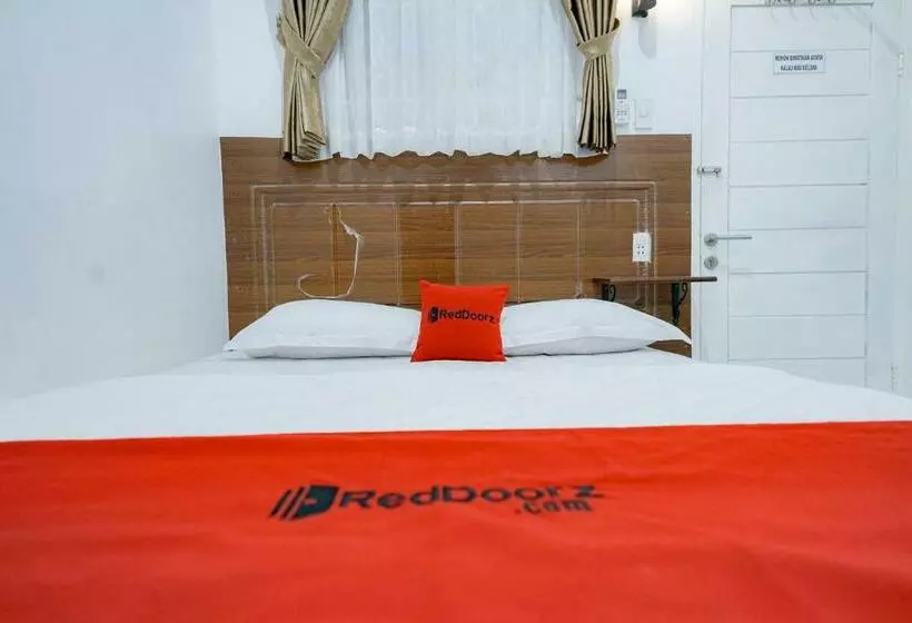 Hotelli Reddoorz Near Pantai Pandan Sibolga
