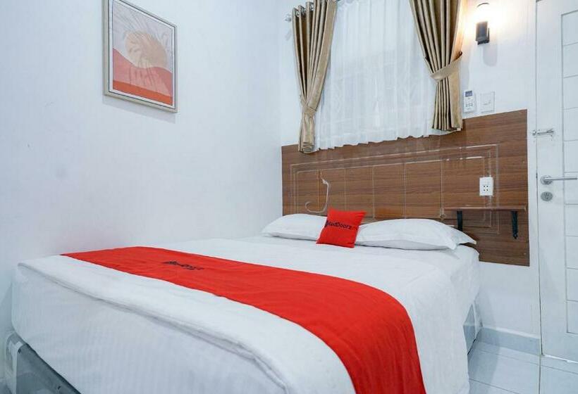 Отель Reddoorz Near Pantai Pandan Sibolga