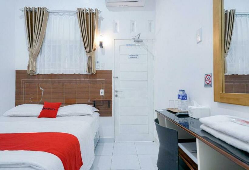 Отель Reddoorz Near Pantai Pandan Sibolga