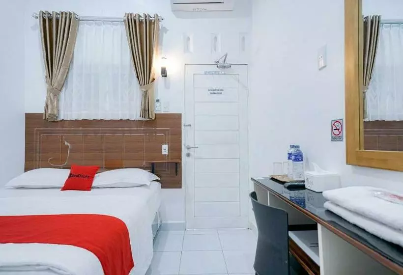 Hotelli Reddoorz Near Pantai Pandan Sibolga