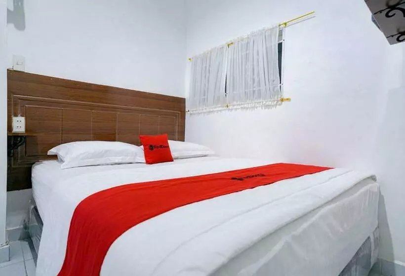 Hotelli Reddoorz Near Pantai Pandan Sibolga