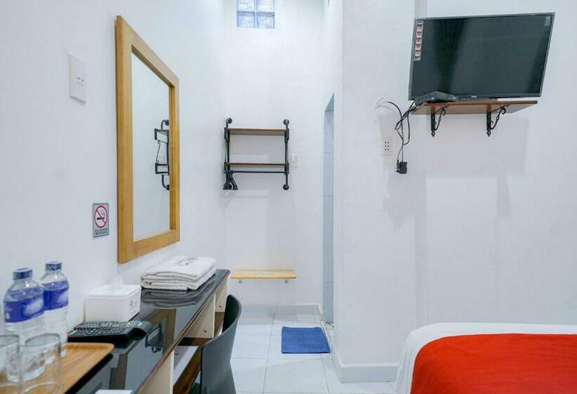 Отель Reddoorz Near Pantai Pandan Sibolga