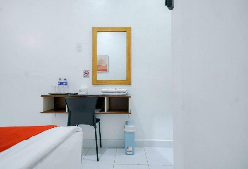 Отель Reddoorz Near Pantai Pandan Sibolga