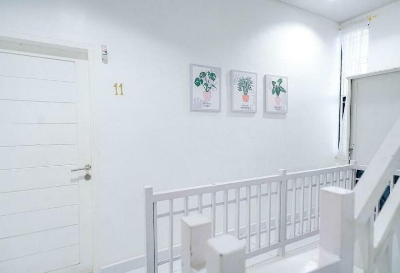 Отель Reddoorz Near Pantai Pandan Sibolga