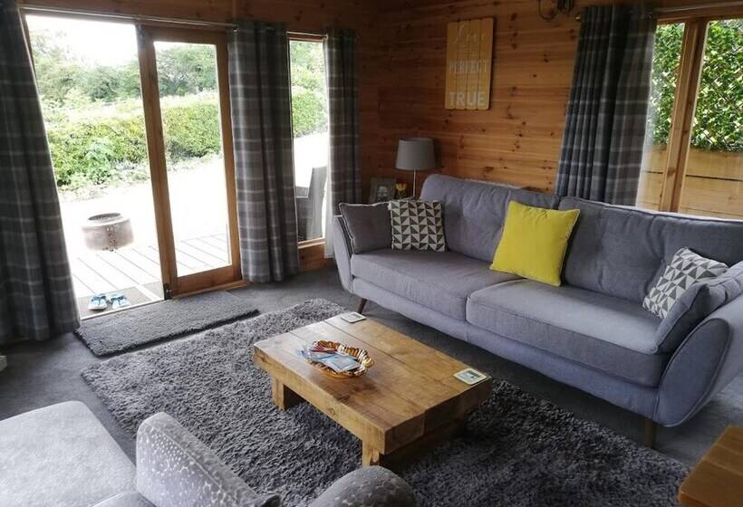 Peaceful Cabin Retreat In Skegby