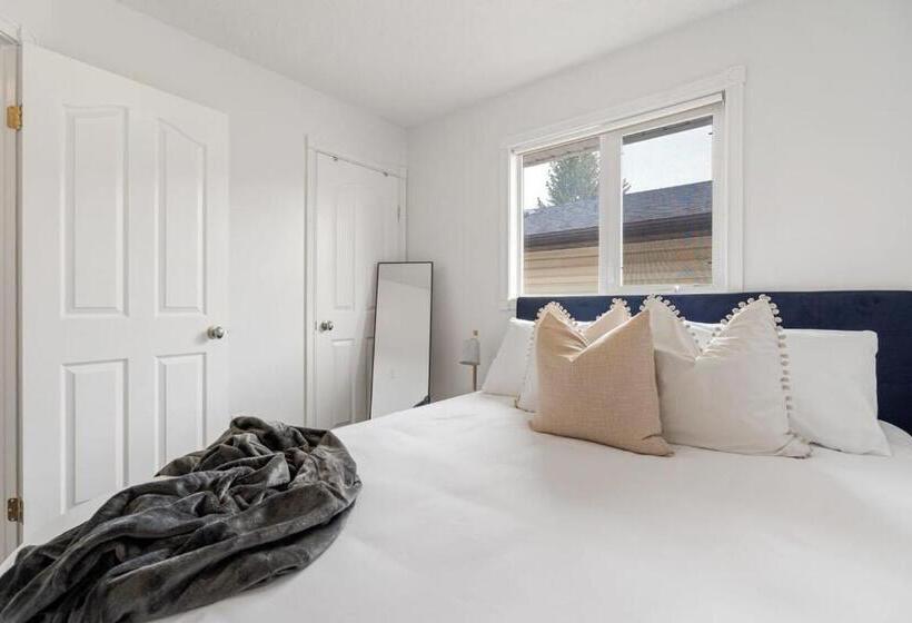 The Jurassic I Sleep 9 I Backyard & Patio I 55 Tv