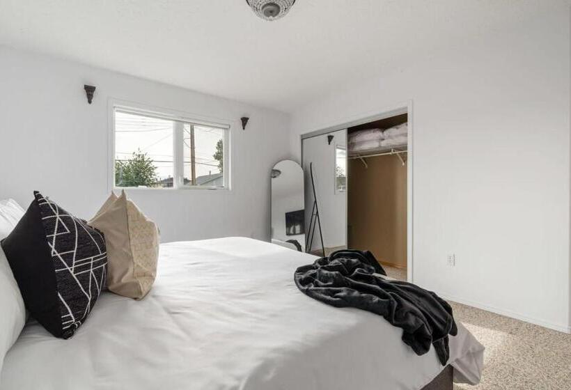 The Jurassic I Sleep 9 I Backyard & Patio I 55 Tv