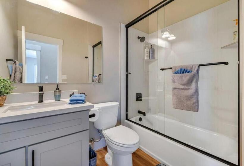 Midtown Retreat Quiet, Work Friendly, And Mtn Views