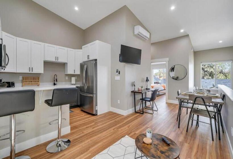 Midtown Retreat Quiet, Work Friendly, And Mtn Views