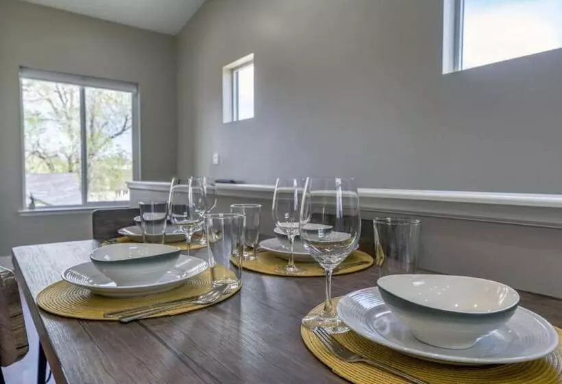 Midtown Retreat Quiet, Work Friendly, And Mtn Views