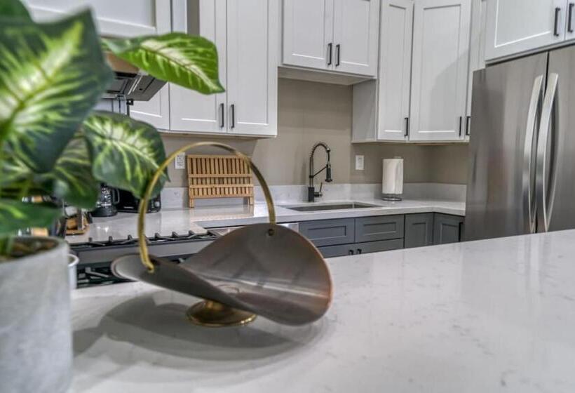 Midtown Retreat Quiet, Work Friendly, And Mtn Views