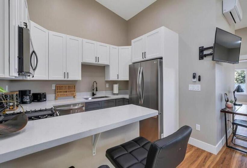 Midtown Retreat Quiet, Work Friendly, And Mtn Views