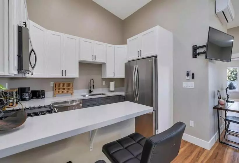 Midtown Retreat Quiet, Work Friendly, And Mtn Views