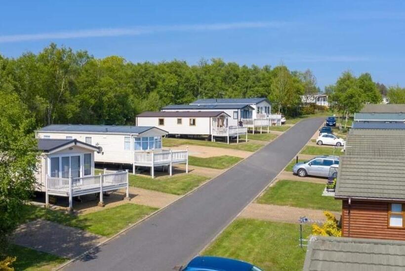 Woodside Hot Tub Retreat