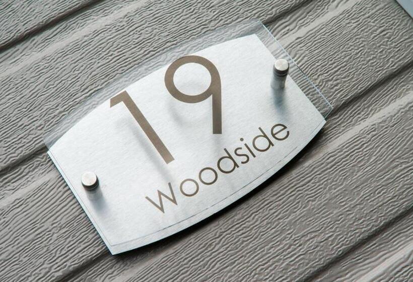 Woodside Hot Tub Retreat