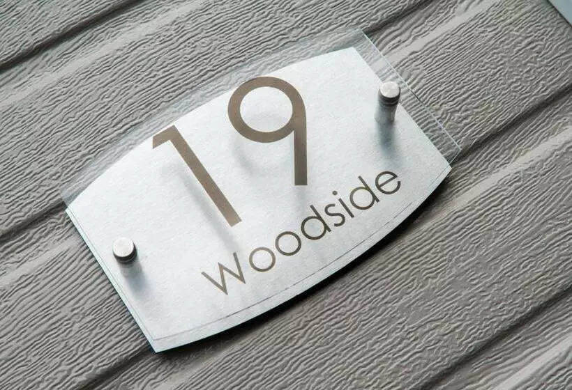 Woodside Hot Tub Retreat