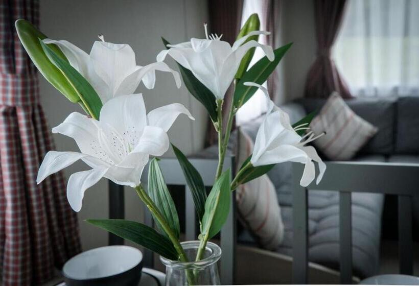 Woodside Hot Tub Retreat