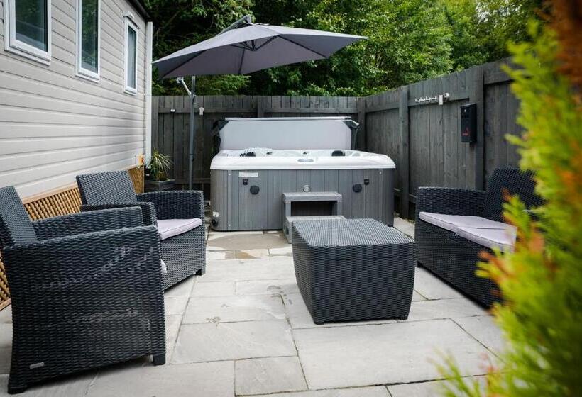 Woodside Hot Tub Retreat