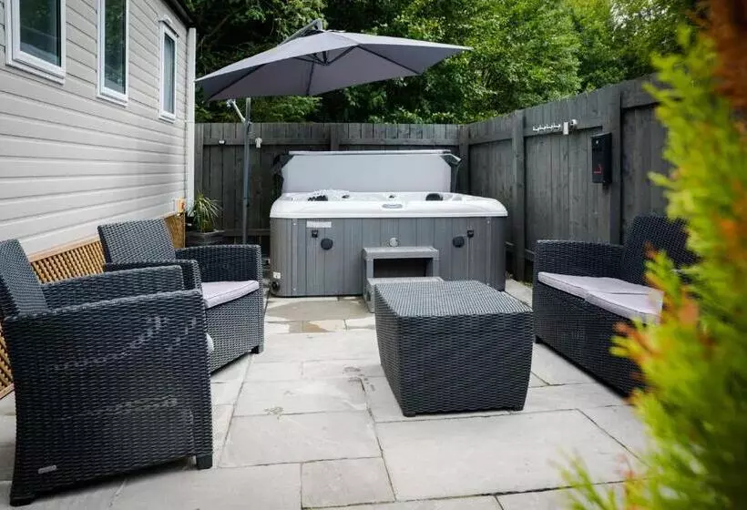 Woodside Hot Tub Retreat