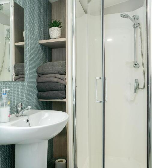 Woodside Hot Tub Retreat