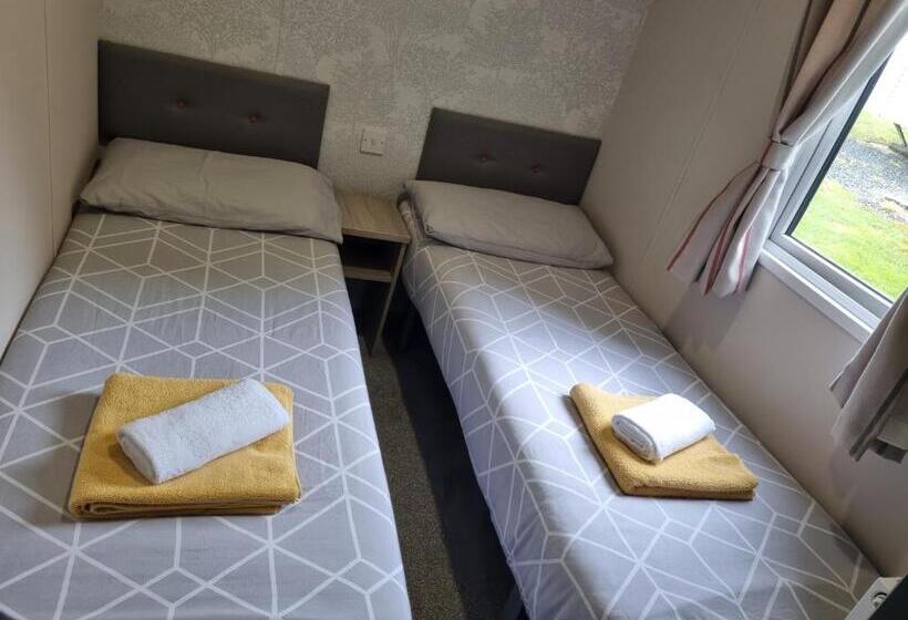 Woodside Hot Tub Retreat