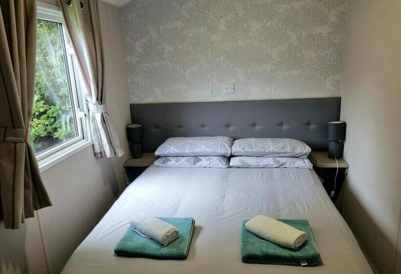 Woodside Hot Tub Retreat