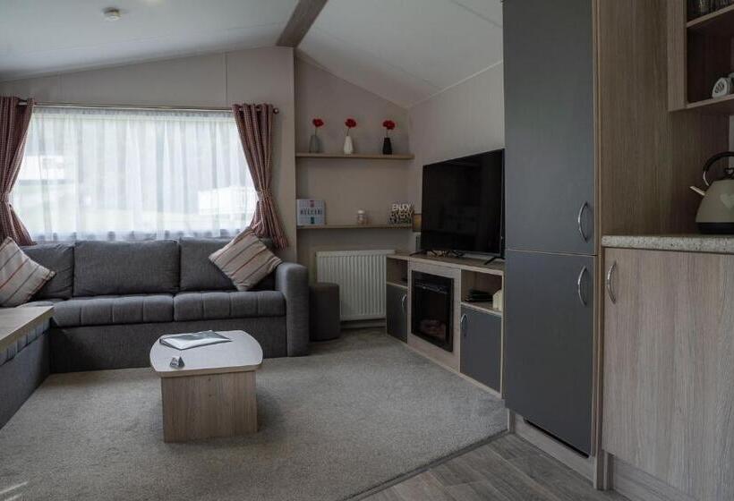 Woodside Hot Tub Retreat