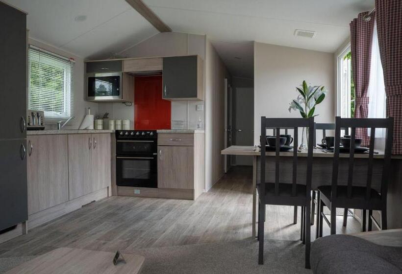 Woodside Hot Tub Retreat