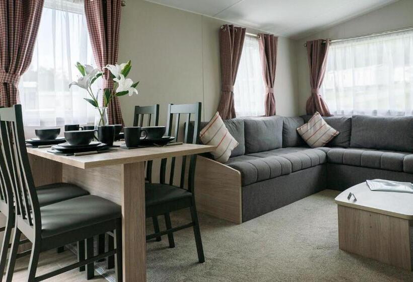 Woodside Hot Tub Retreat