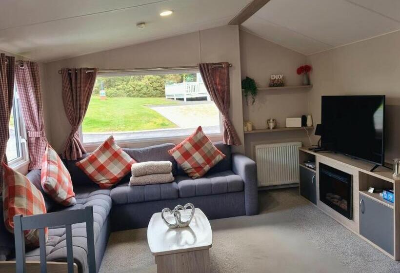 Woodside Hot Tub Retreat