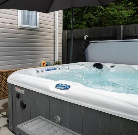 Woodside Hot Tub Retreat