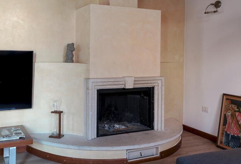 Duplex Open Space With Private Courtyard In Center