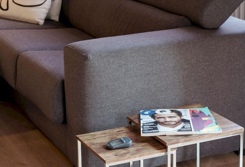 Duplex Open Space With Private Courtyard In Center