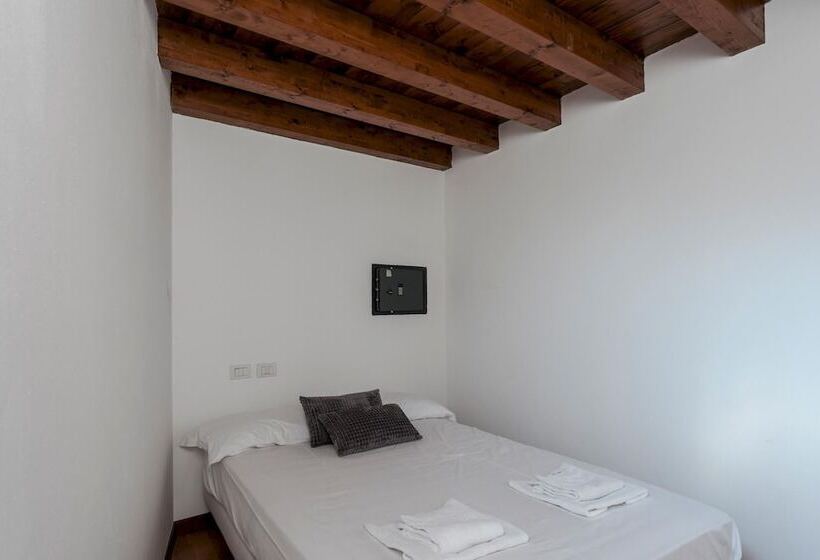 Duplex Open Space With Private Courtyard In Center