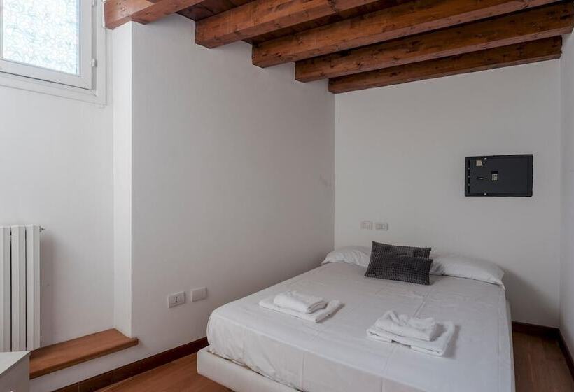 Duplex Open Space With Private Courtyard In Center