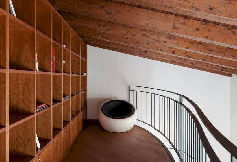 Duplex Open Space With Private Courtyard In Center