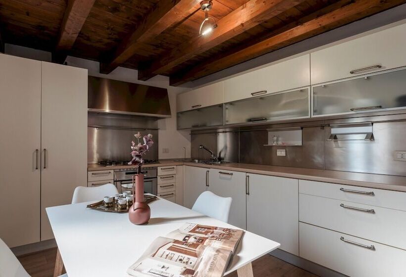 Duplex Open Space With Private Courtyard In Center