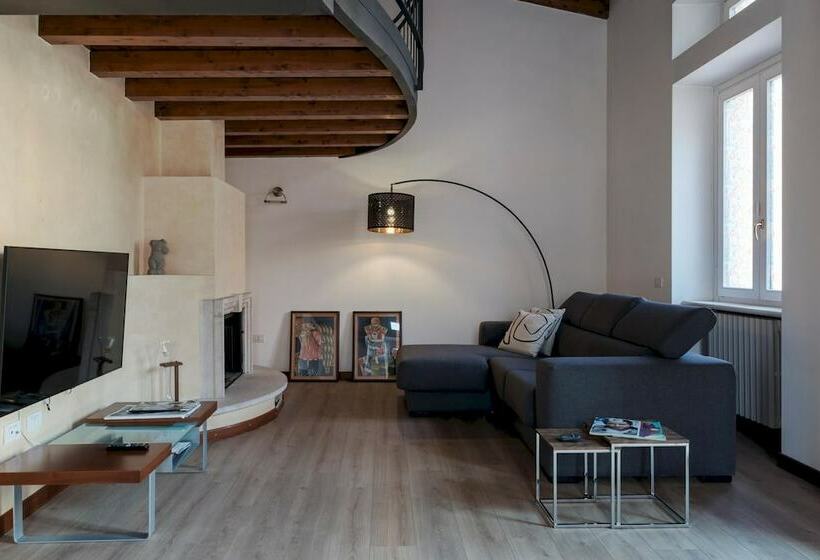 Duplex Open Space With Private Courtyard In Center