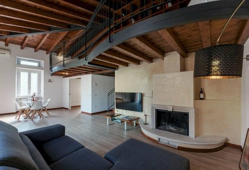 Duplex Open Space With Private Courtyard In Center