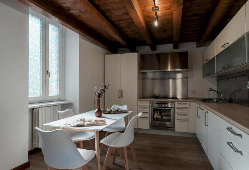 Duplex Open Space With Private Courtyard In Center