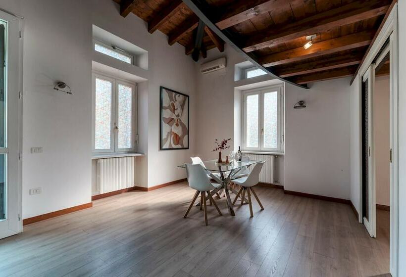 Duplex Open Space With Private Courtyard In Center