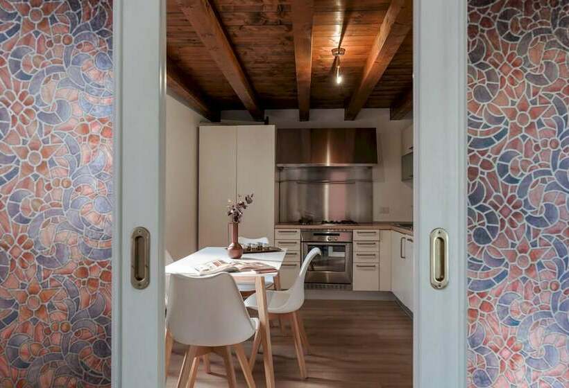 Duplex Open Space With Private Courtyard In Center