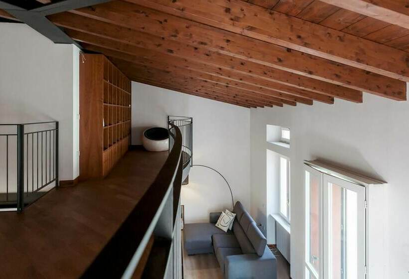 Duplex Open Space With Private Courtyard In Center