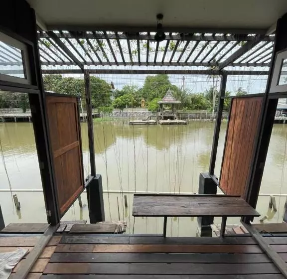 هتل Humz Canal Stay