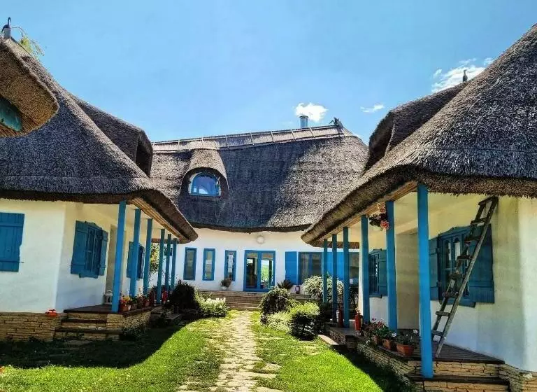 پانسیون 5 Chirpici Small Traditional Resort