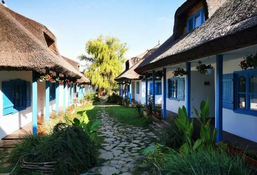 پانسیون 5 Chirpici Small Traditional Resort