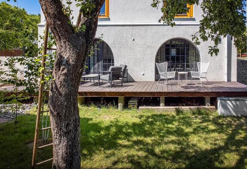 Tiny House, Podkrovní Apartmán A Apartmán S Výhledem Do Zahrady