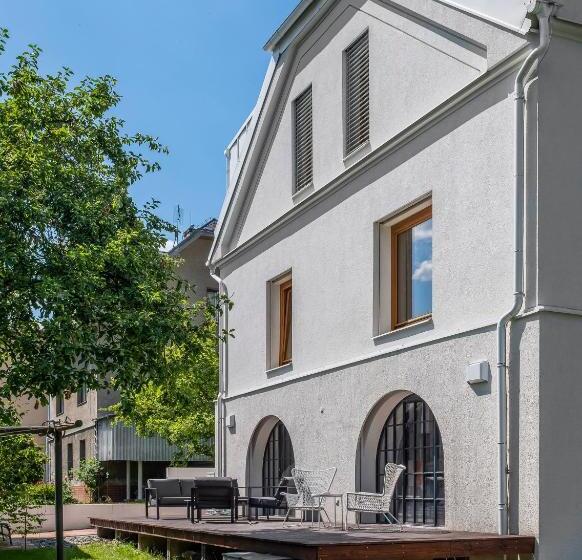 Tiny House, Podkrovní Apartmán A Apartmán S Výhledem Do Zahrady